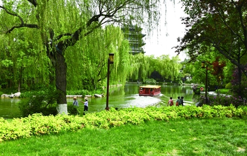 济南市去年启动了以“见湖透绿”为目标的大明湖南岸景观提升工程,市民游客如今可轻松欣赏到湖面景色 新华社发